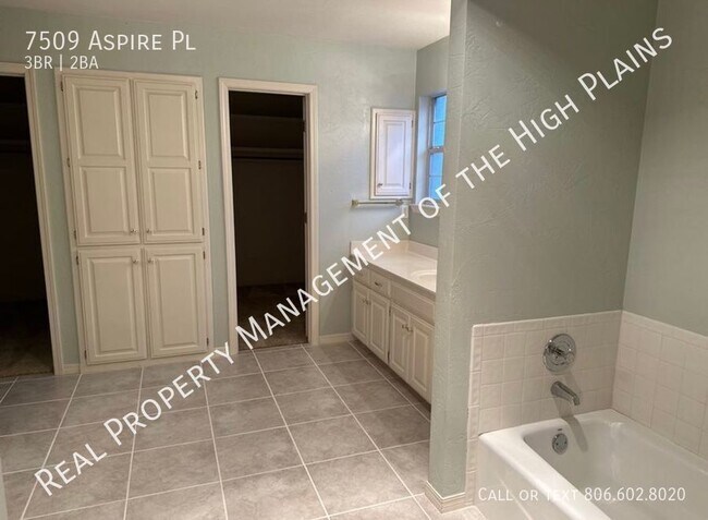 Building Photo - West Plains Feeder Must See!!