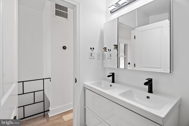 Building Photo - 608 Winona Ct