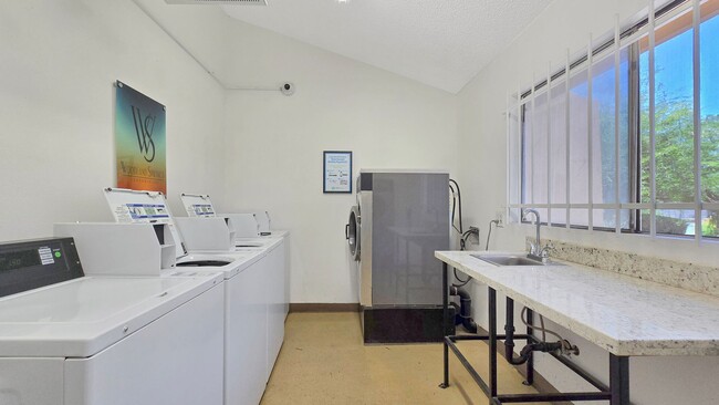 Building Photo - Pleasant 2b/2ba Condo in Wonderful South S...
