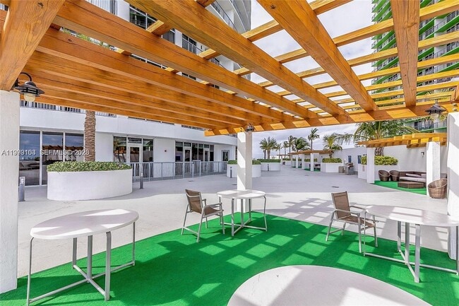 Building Photo - 1750 N Bayshore Dr