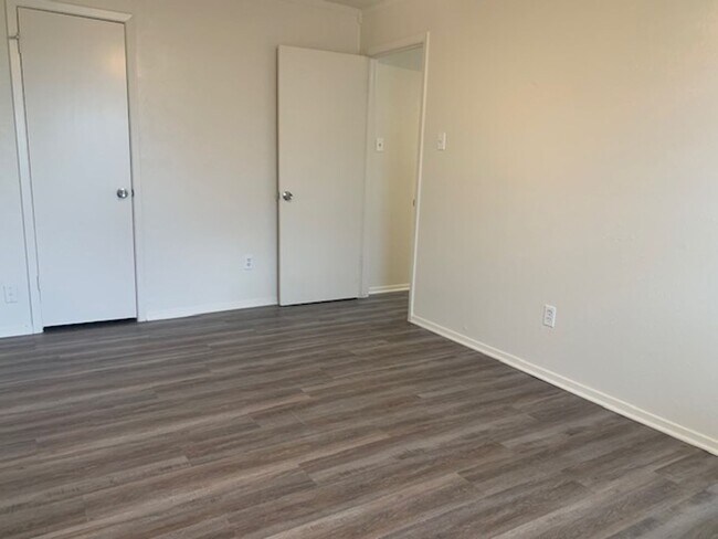 Building Photo - Move in ready! 3 Bedroom, 2 Full Bath Home...