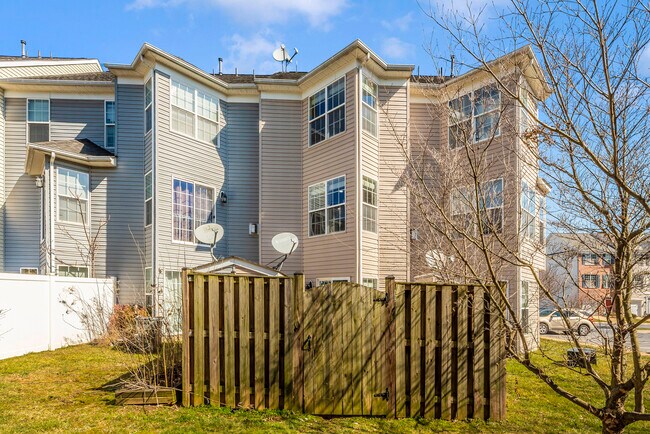 Building Photo - 618 Cawley Dr