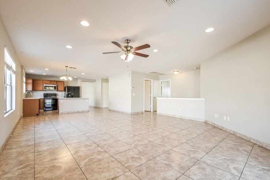 Building Photo - 2768 W San Carlos Ln