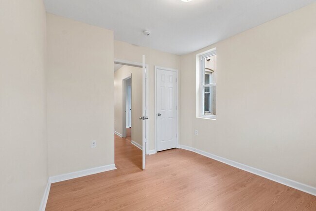 Building Photo - 428 E Lorraine Ave