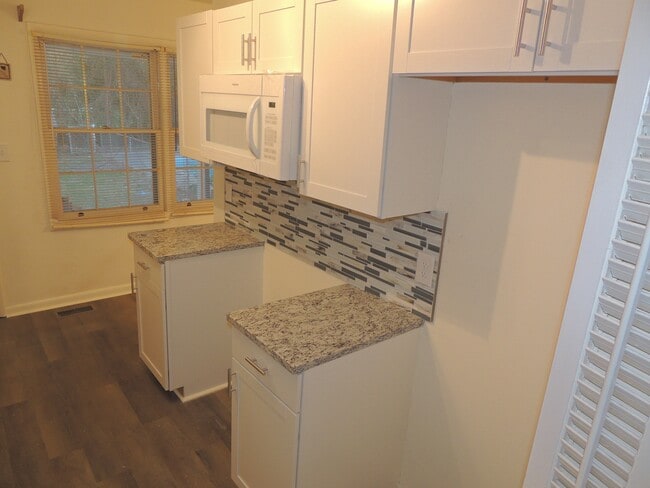 Building Photo - 1113 Strickland Bridge Rd