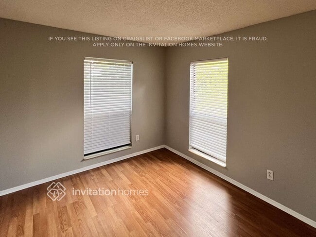 Building Photo - 621 NE Helicon Ln