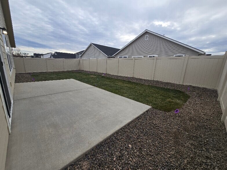 Building Photo - 323 Omphale St W