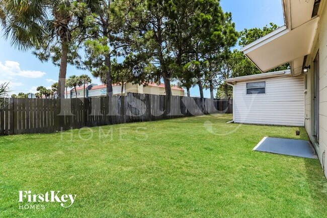 Building Photo - 7100 Sandalwood Dr