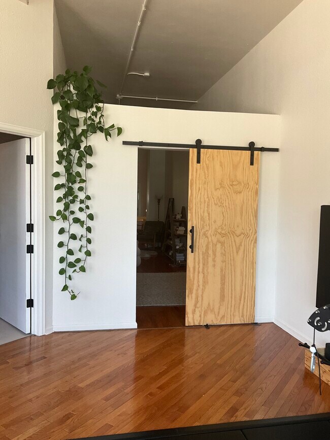 TEMP WALL - 302 E Uintah St