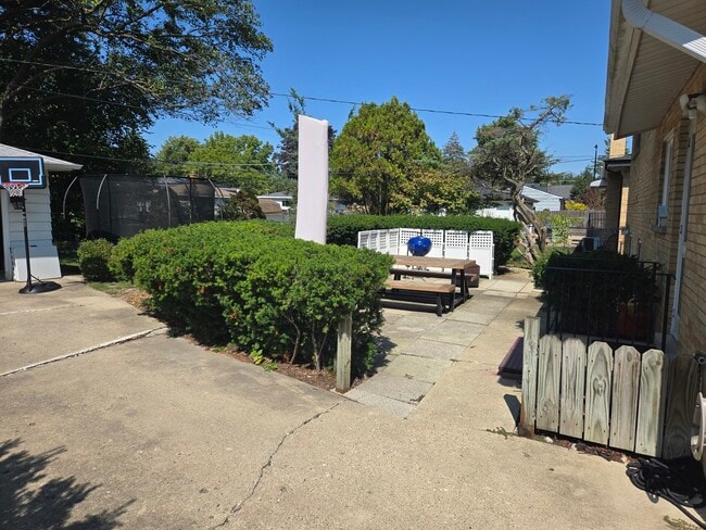 Building Photo - 714 N Eastwood Ave