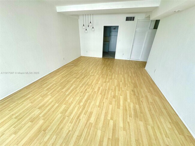 Building Photo - 1430 Brickell Bay Dr