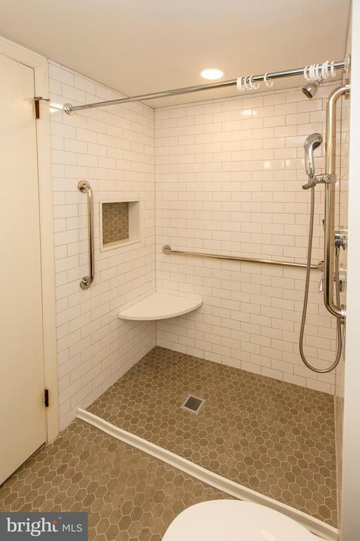 Building Photo - 20930 Valley Forge Cir