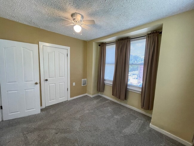 Building Photo - Charming 2BR Home with Large Yard & Porch in Mount Washington