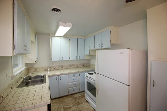 Building Photo - 2 Bed 1 Bath - Excellent Condition - Pet Friendly - Large Fenced Yard