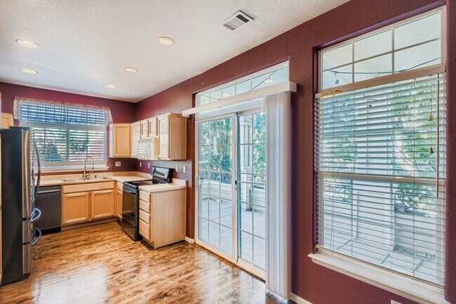 Building Photo - Spacious 3-Bedroom Townhome in Prime Denve...