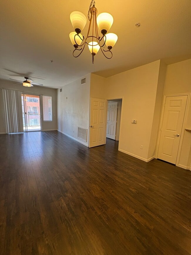 Building Photo - Amazing unfurnished 2 bedroom condo at Par...