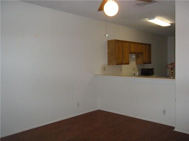 Building Photo - Winchester on West Campus - Huge 2Bd /2Ba - W/D - Reserved Parking - Fireplace - $1600