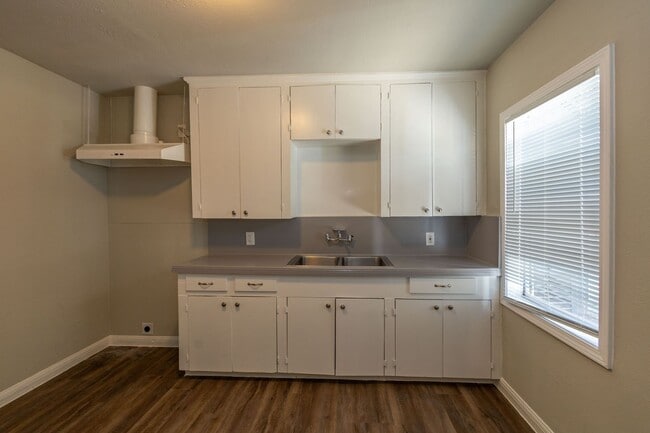Building Photo - 2 bed, 1 bath in great location - move in ...