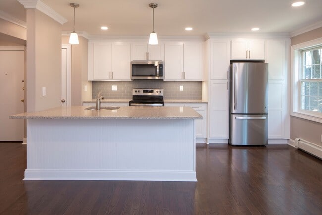 Building Photo - Westwood Manor: In-Unit Washer & Dryer, Cold Water Included, Cat & Dog Friendly, and Walk-In Clos...