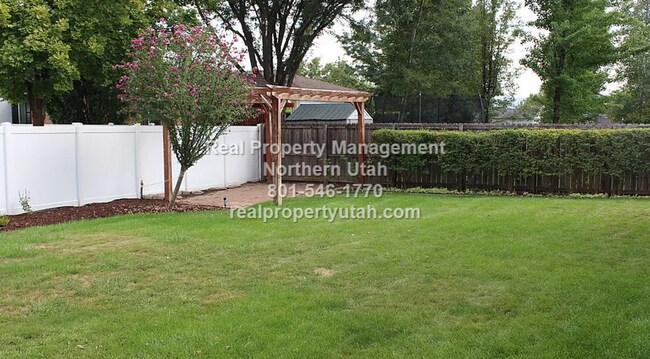 Building Photo - Beautiful 4 Bedroom 2 Bath Home in Kaysvil...