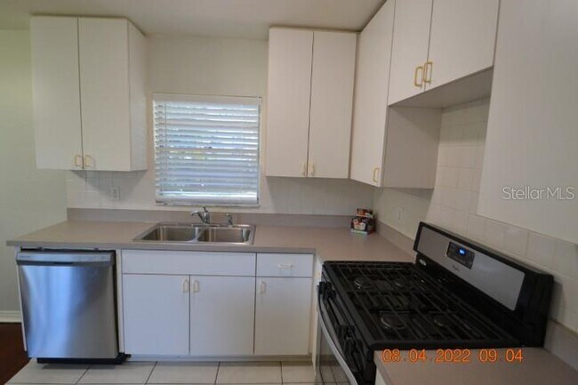 Building Photo - 2801 Sanders Dr