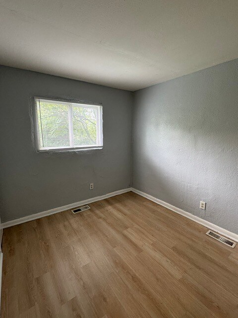 Building Photo - 446 S Yale Ave
