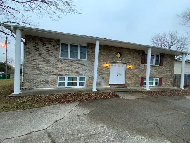 Building Photo - 211 Snead Dr