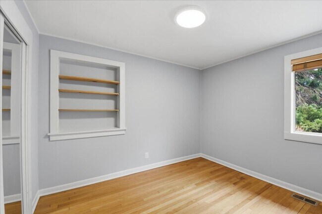 Building Photo - 2Bd/1Ba Seattle Home