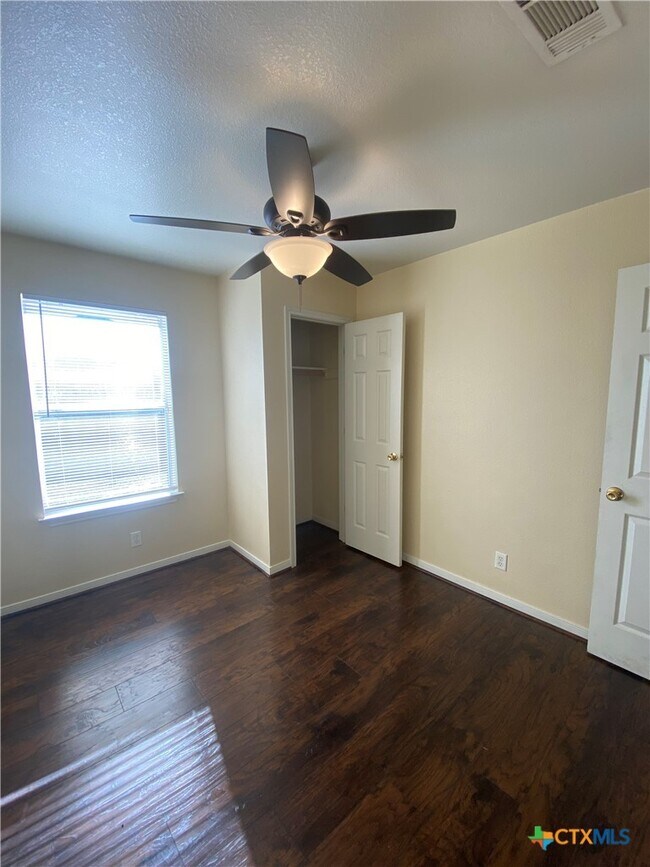 Building Photo - 5107 Daybreak Dr