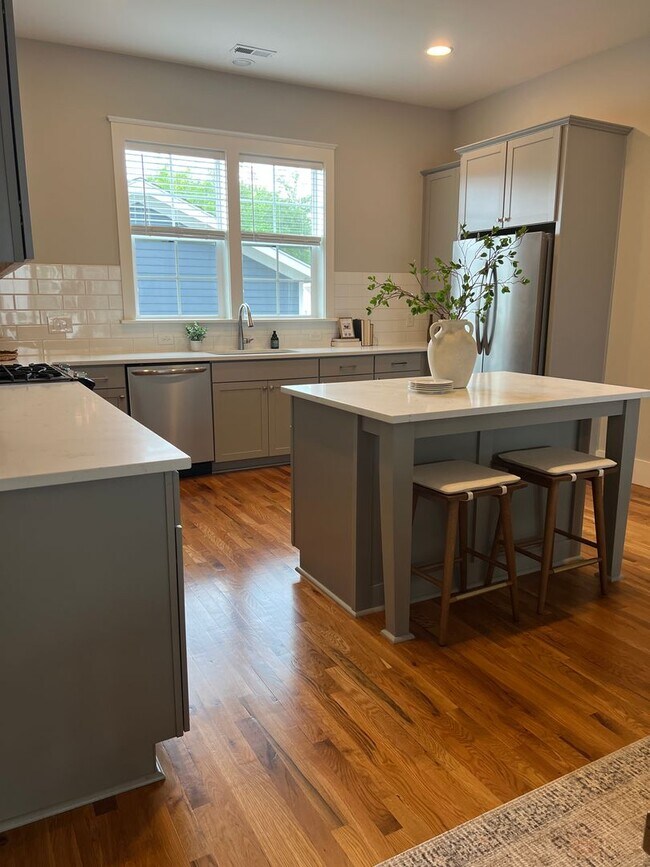 Building Photo - WOW!! One of the best Locations in one of the most desired neighborhoods