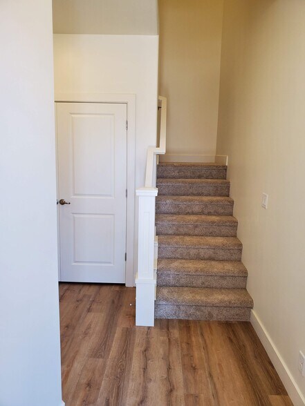 Entry/Stairs - 538 Stewart Crk Cv
