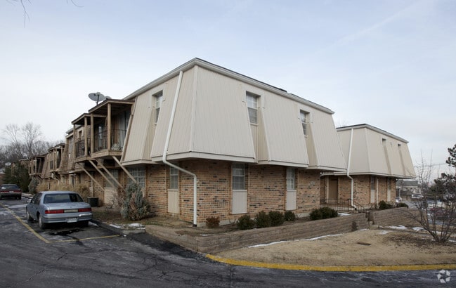 Primary Photo - Anic Groves Apartments