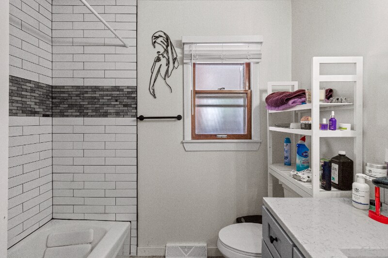 Building Photo - 3668 E Carpenter Ave