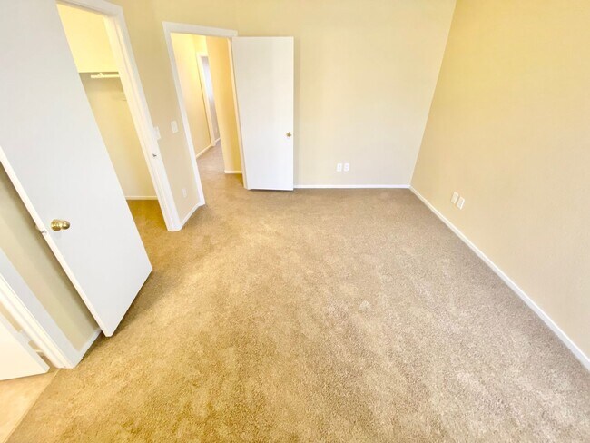 Building Photo - STUNNING 3 BEDROOM 2.5 BATH HOME LOCATED I...