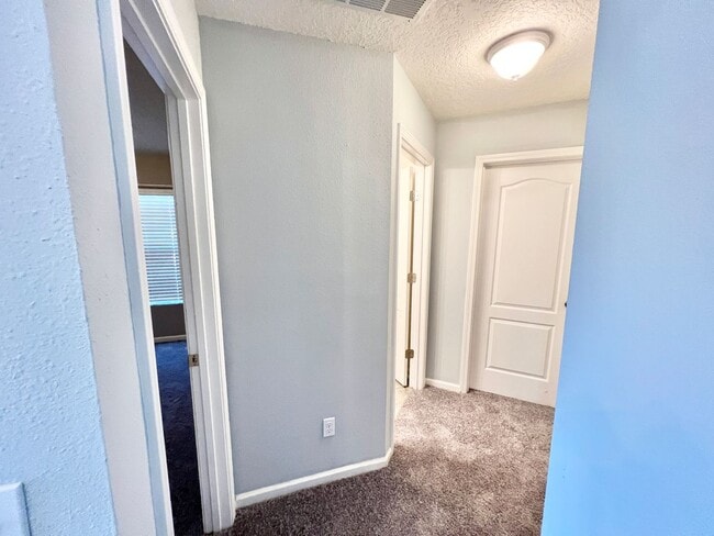 Building Photo - Spacious 4 bedrooms