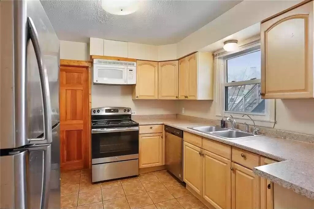 Kitchen - 2243 Pierce St NE