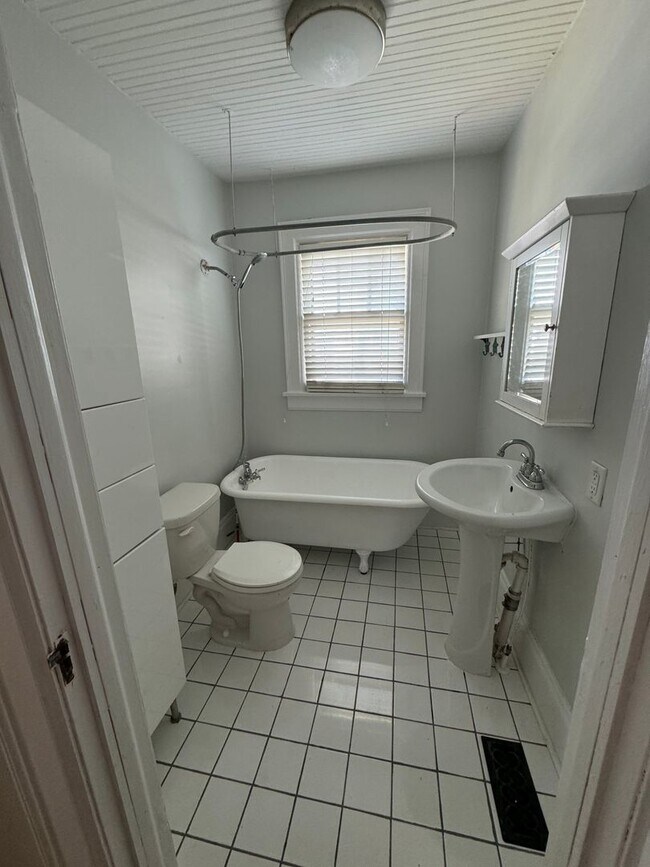 Building Photo - Cute Bungalow Near NC State Fairgrounds - Pet Friendly!