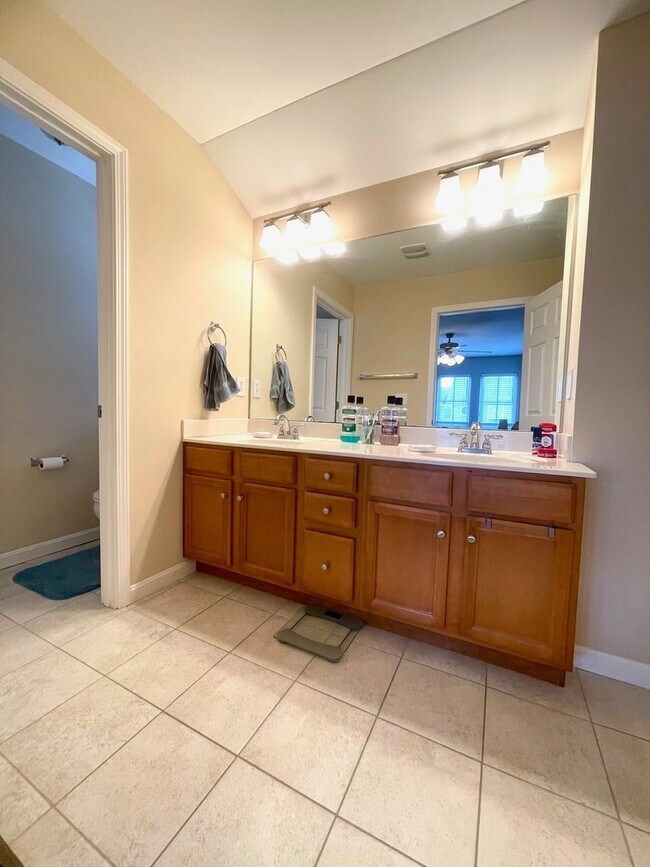 Building Photo - Clifton Heights Townhome!