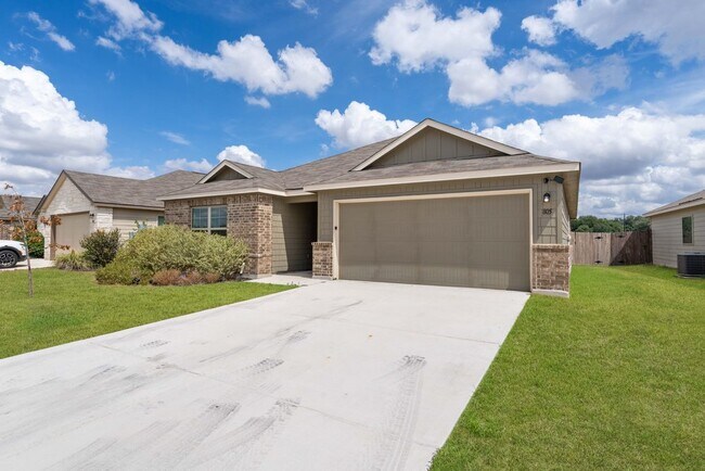 Building Photo - Stylish 3-Bed Home with Island Kitchen, Private Patio & Fenced Yard in Seguin