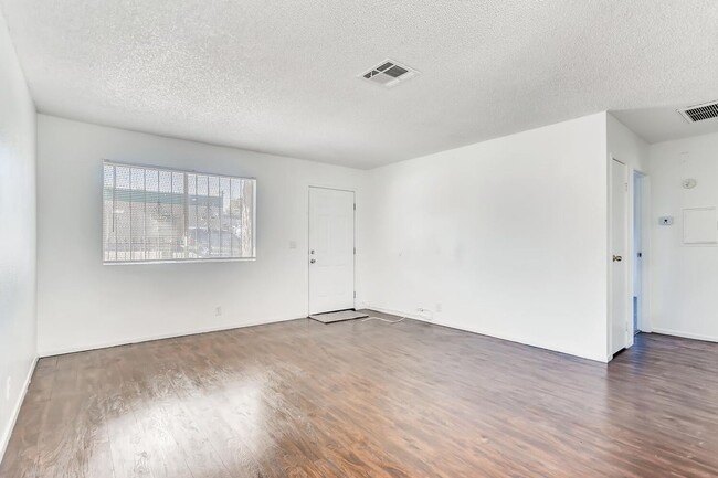 Building Photo - Redone STUNNING 1st floor Apartment!