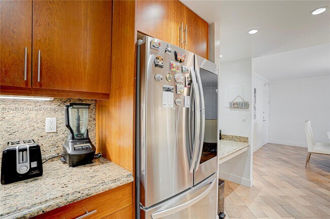 Building Photo - 10350 W Bay Harbor Dr