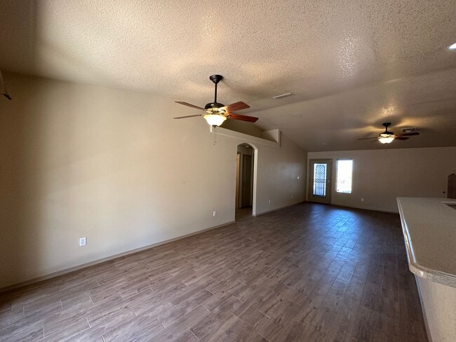 Building Photo - Beautiful 3 bedroom, 3 garage home in Chap...