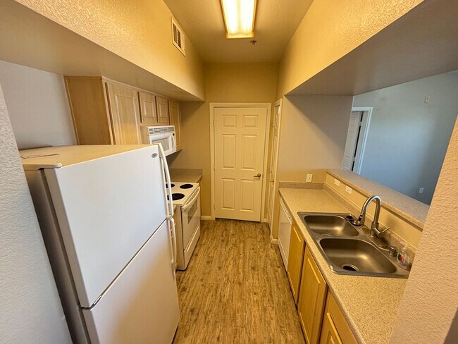 Building Photo - Beautiful 2 bedroom 2 bath condo