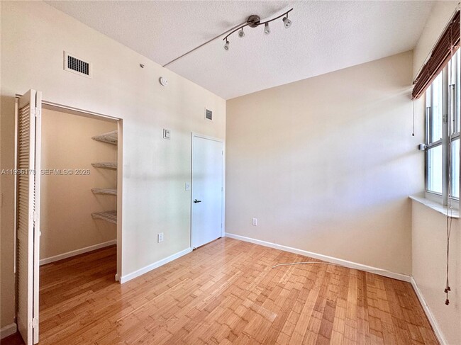 Building Photo - 5970 Indian Creek Dr