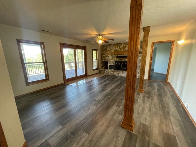 Building Photo - Beautiful 4 bedroom 4 bath 2 car garage - ...
