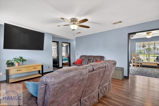 Building Photo - 606 Windhaven Dr