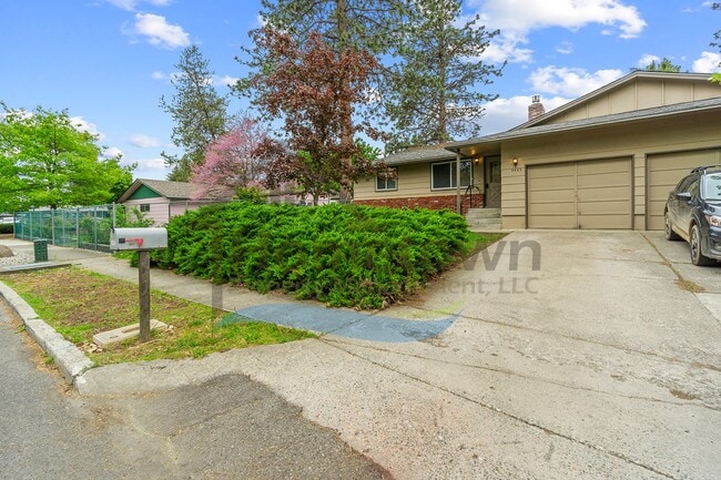 Building Photo - 2 Bedroom 1 Bath Home with Attached Garage...