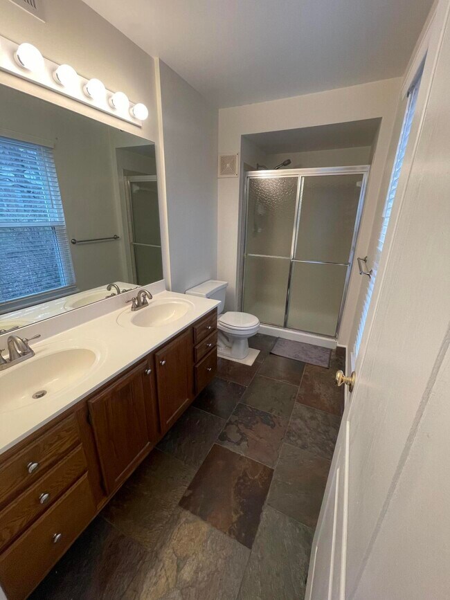 Building Photo - 2460 Fountain Pl