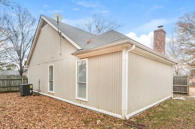 Building Photo - 8915 Lanthorn Cove