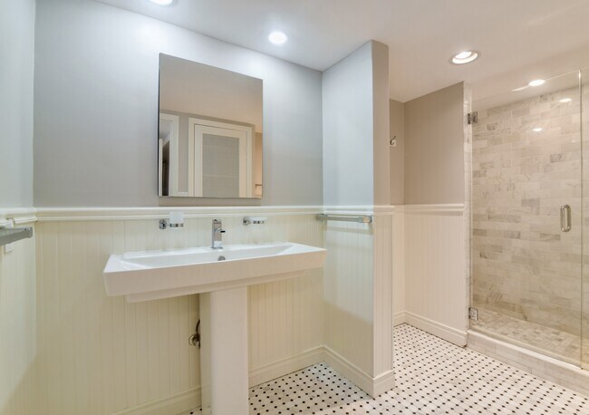 Building Photo - 2100 S Ocean Ln